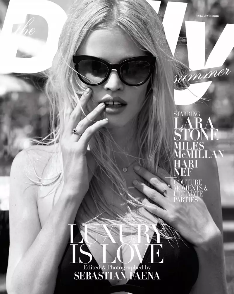 Lara Stone e taʻalo malie, e aofia ai le lomiga o Aukuso 2016 o The Daily magazine.