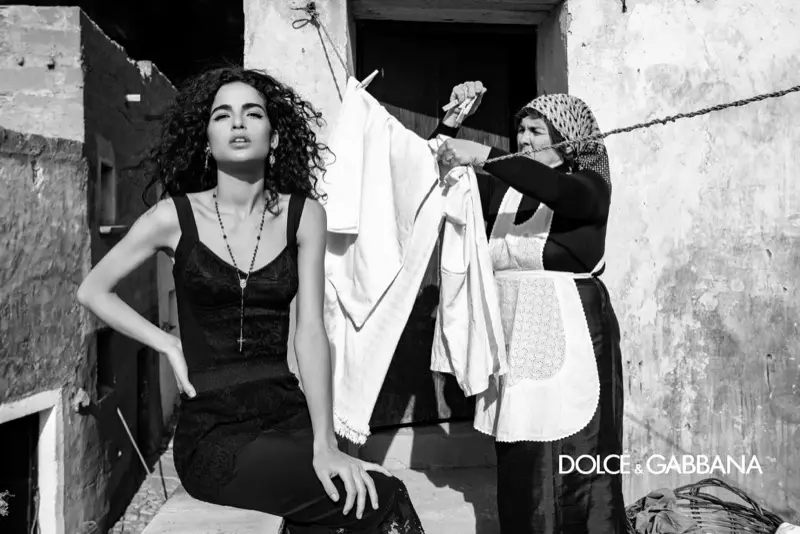Chiara Scelsi pose en Sicile, en Italie, pour la campagne Dolce & Gabbana automne-hiver 2020.