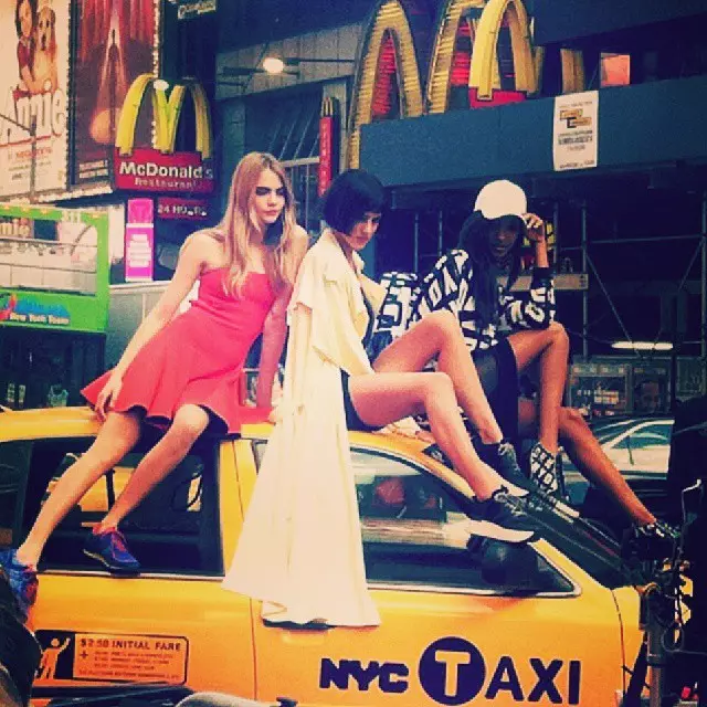 Cara Delevingne + Jourdan Dunn Ntaus NYC rau DKNY Caij Nplooj Hlav 2014