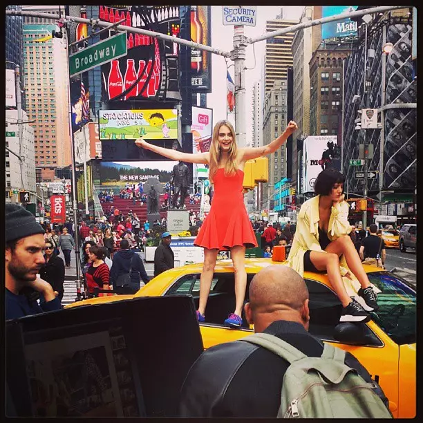 Jereo ny Cara Delevingne, Jourdan Dunn + Eliza Cummings Pose ho an'ny doka DKNY ho avy