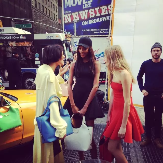 Deleng Cara Delevingne, Jourdan Dunn + Eliza Cummings Pose kanggo Iklan DKNY sing bakal teka