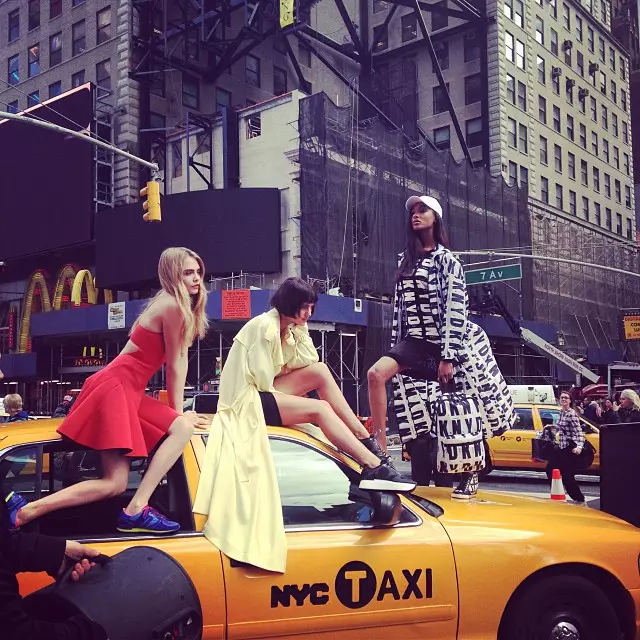 Kelgusi DKNY reklamalari uchun Cara Delevingne, Jourdan Dann + Eliza Cummings pozalarini ko'ring.