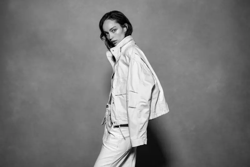 Oblečený v bílém, Luma Grothe fronty Superdry kampaň jaro-léto 2020