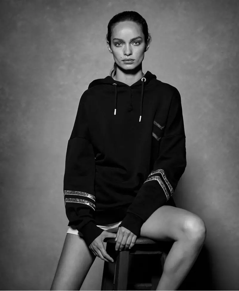 Modelka Luma Grothe pózuje pro kampaň Superdry jaro-léto 2020