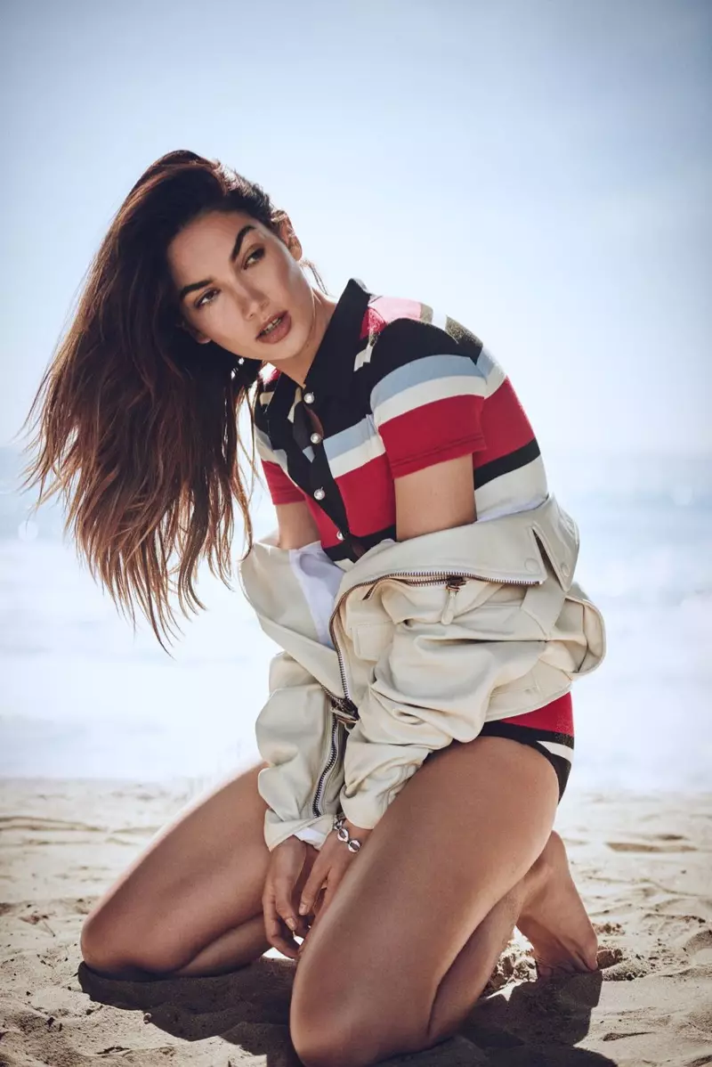 릴리 알드리지(Lily Aldridge)가 엘르(ELLE)를 위해 트렌디한 해변 패션을 입고 포즈를 취합니다.