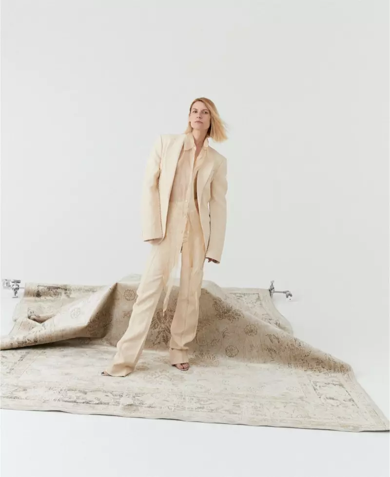 Claire Danes bi cil û bergên Acne Studios, kiras û pantolonên bi pêlên Christian Louboutin poz dike.