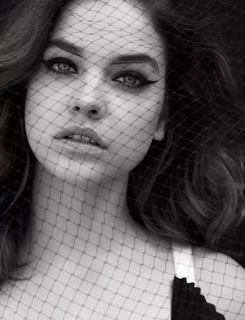 Barbara Palvin entrega glamour discreto para editorial em L'Express Styles