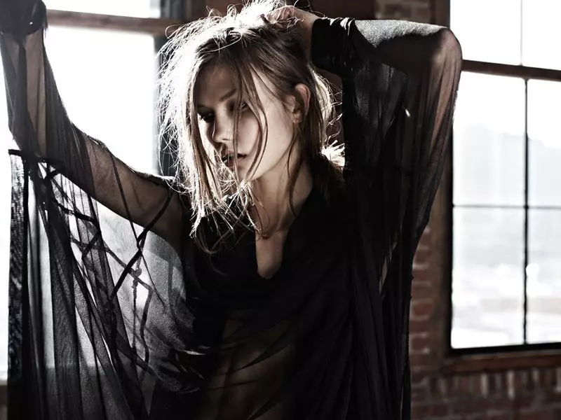 Hedi Slimane 為 Vogue Japan 設計的 Karlie Kloss