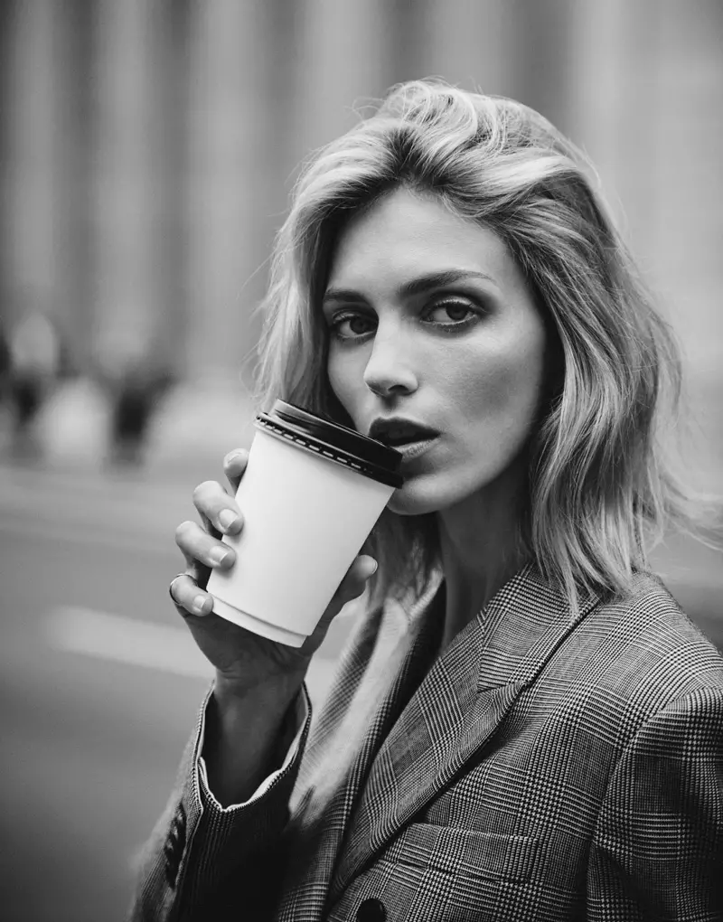 Anja Rubik은 편집을 위해 비즈니스 스타일에 적합합니다.