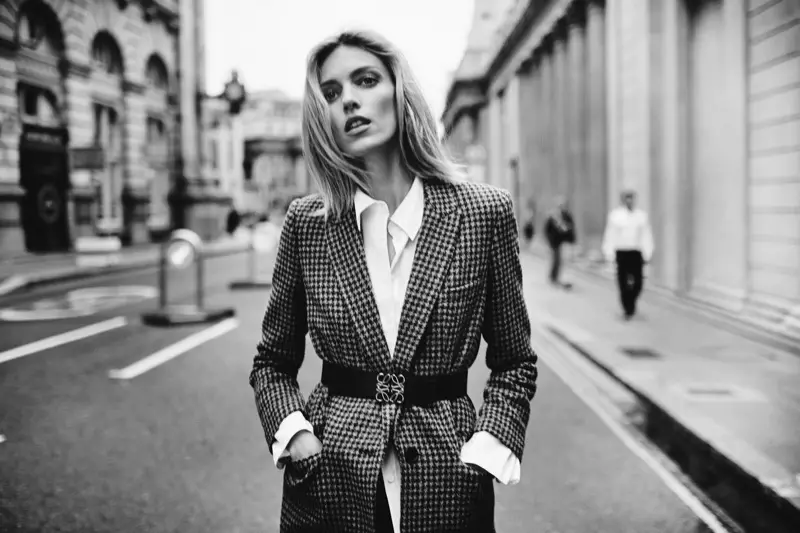 Anja Rubik se potrivește în stil de afaceri pentru The Edit