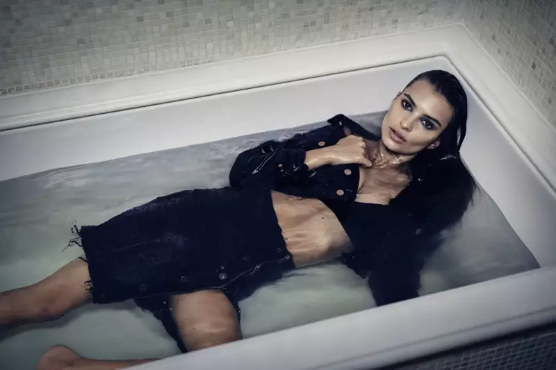 Nag-posing sa usa ka bath tub, si Emily Ratajkowski nag-modelo og denim alang sa DL1961's fall-winter 2017 nga kampanya