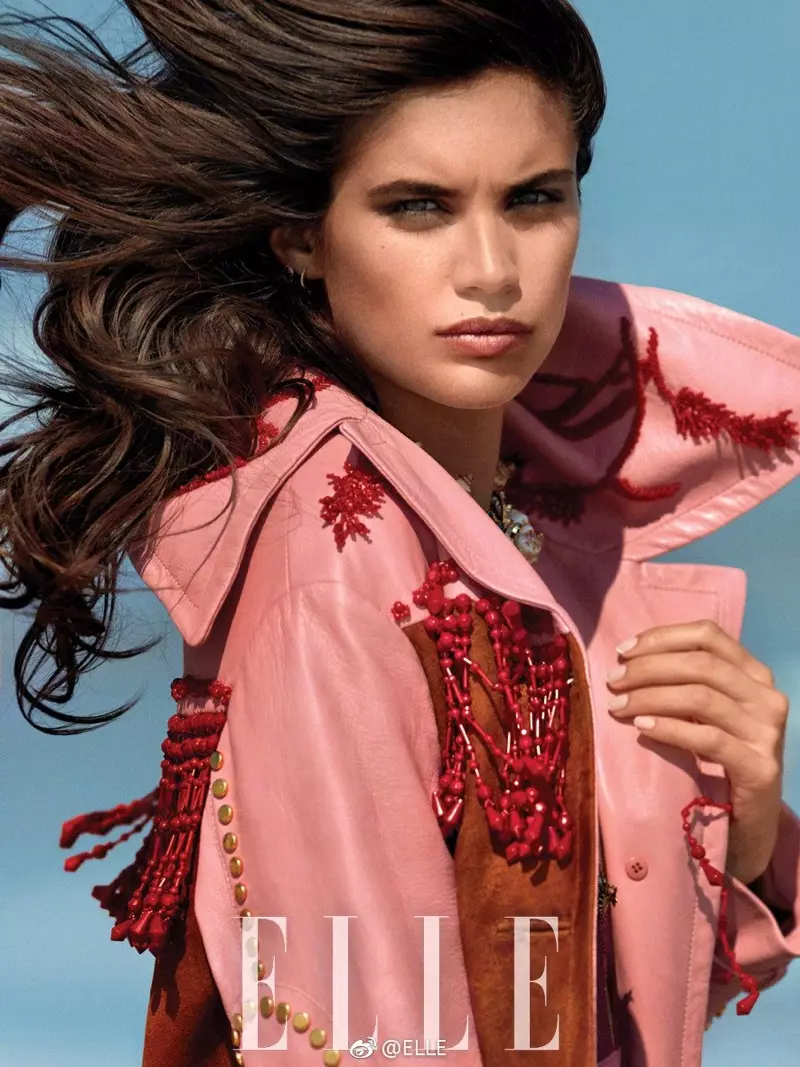 Sara Sampaio ប្រែក្លាយភាពក្តៅគគុកនៅក្នុងរឿង ELLE China Cover Story