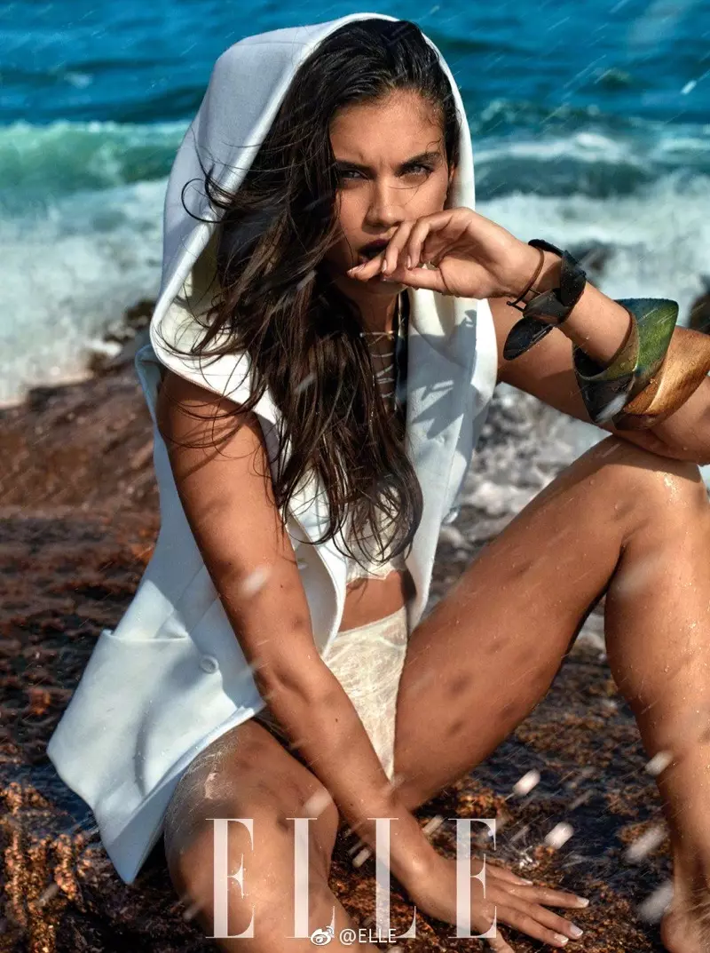 Sara Sampaio skrur opp varmen i ELLE China Cover Story