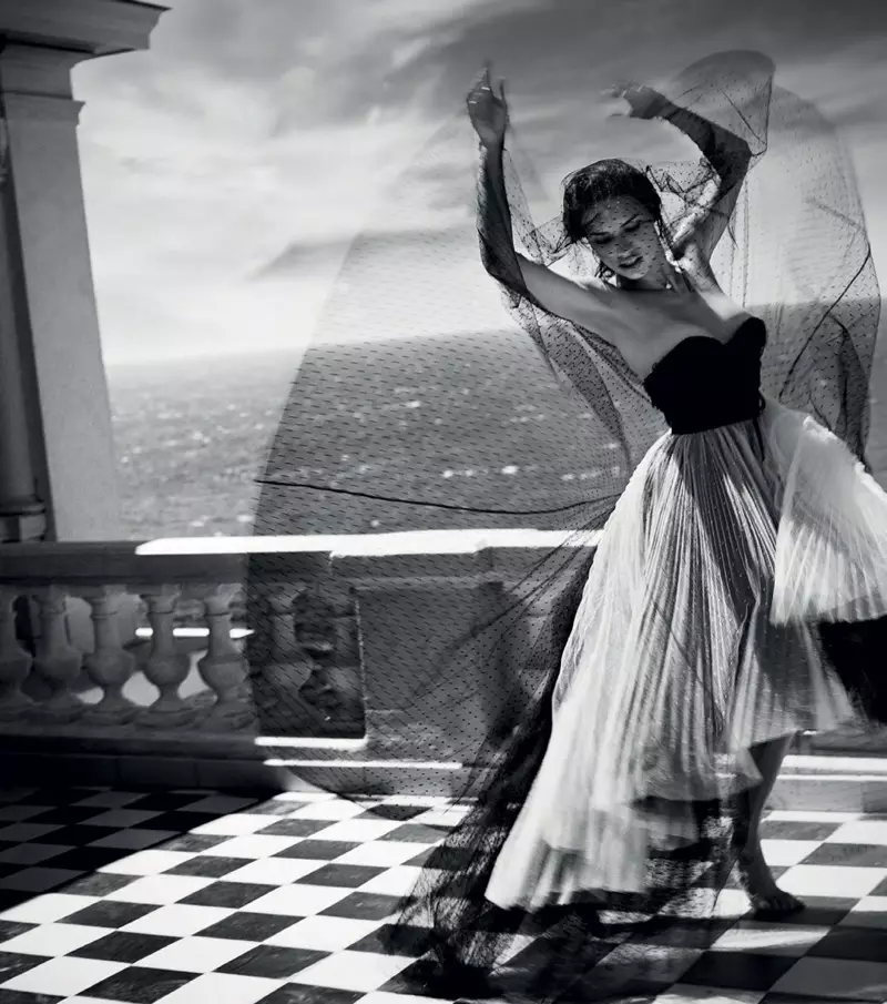 Adriana Lima verstom in Black & White vir Harper's Bazaar Spanje