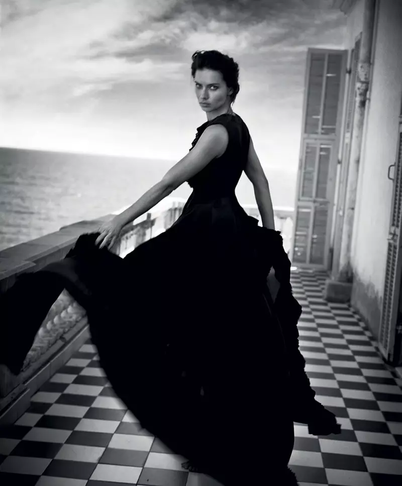 Adriana Lima omračuje v černé a bílé pro Harper's Bazaar Spain