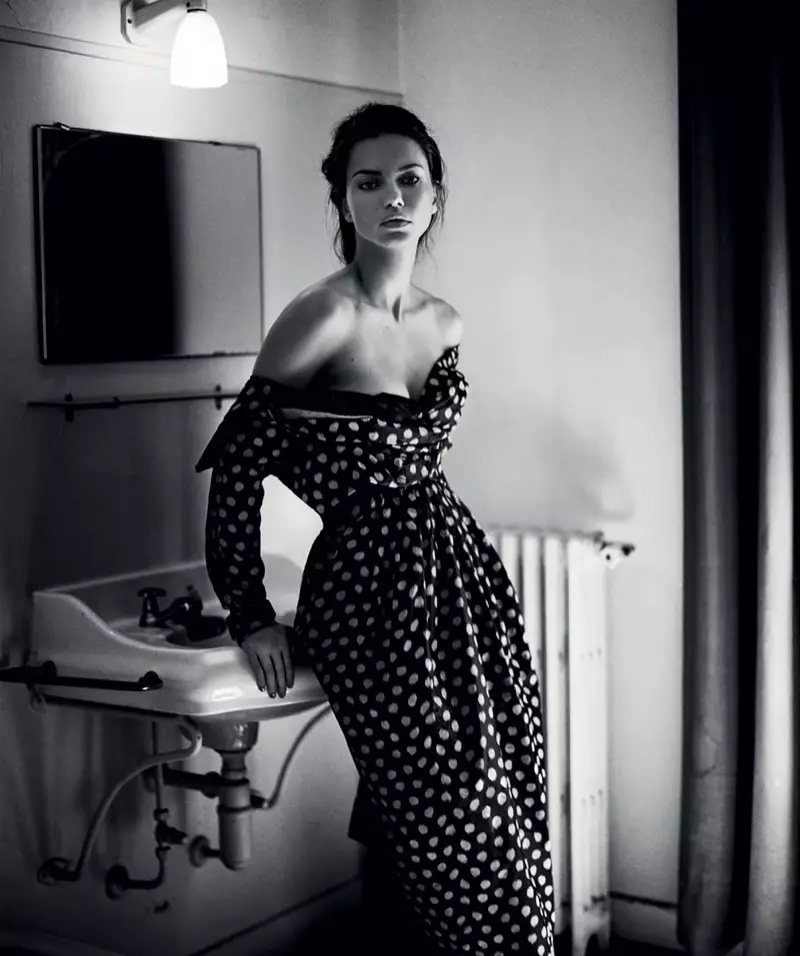 Adriana Lima stuns yn Black & White foar Harper's Bazaar Spanje