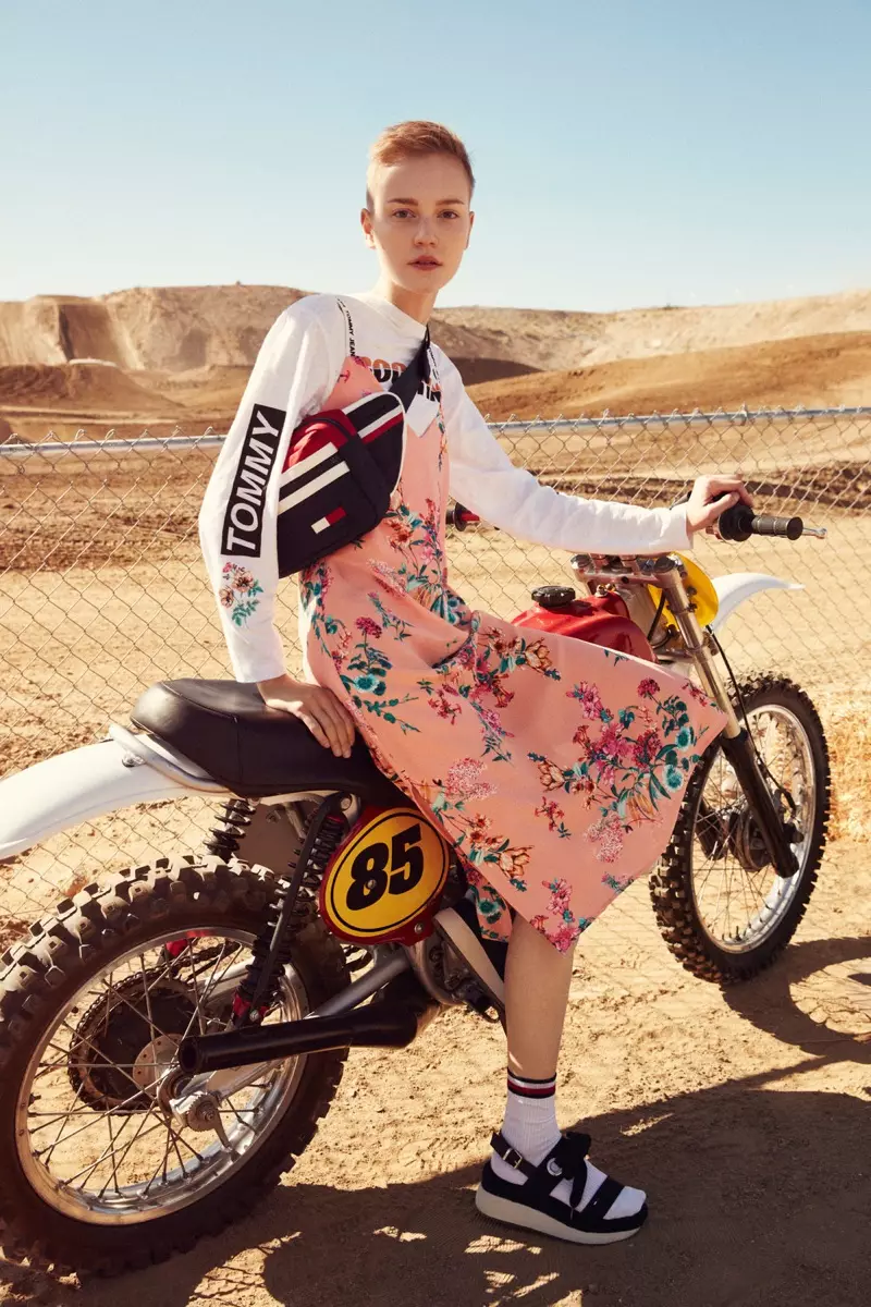 Lina Hoss porta estampats florals a la campanya primavera-estiu 2018 de Tommy Jeans