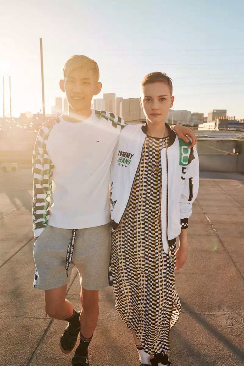 Sup Park und Lina Hoss tragen Prints in der Frühjahr-Sommer-Kampagne 2018 von Tommy Jeans