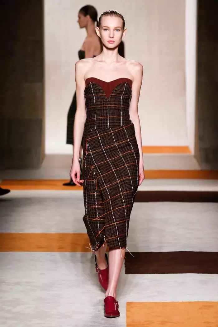 Un look da colección outono-inverno 2016 de Victoria Beckham