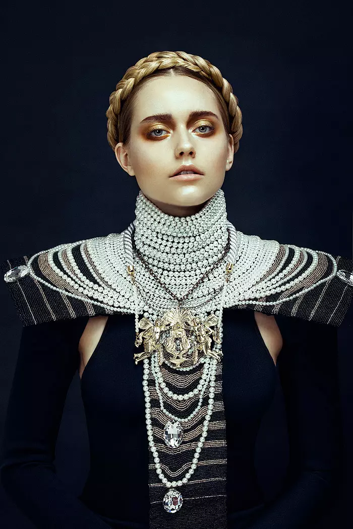 Zhang Jingna kaptire bote aristokratik pou Harper's Bazaar Vyetnam