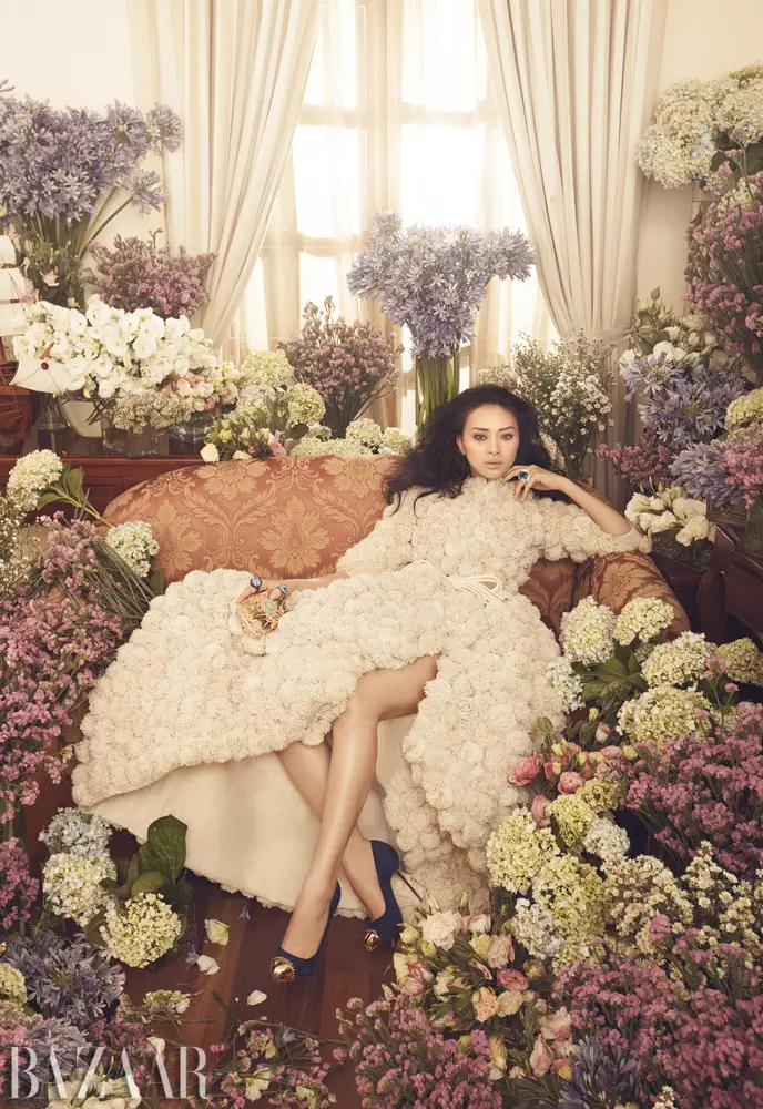 Ngo Thanh Van couvre le numéro du premier anniversaire de Harper's Bazaar Vietnam dans un style floral