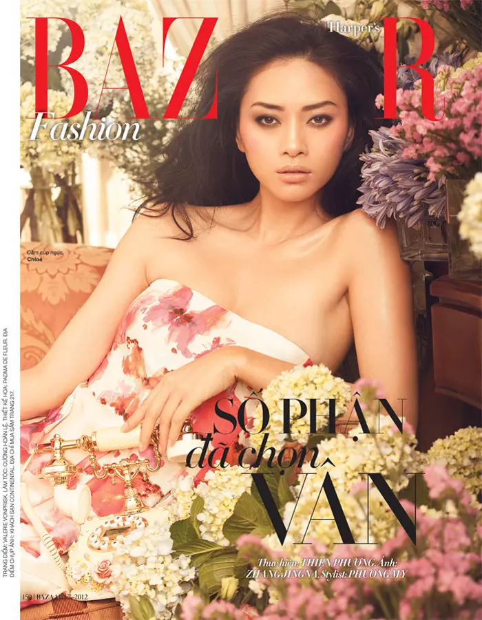 Ngo Thanh Van은 Harper's Bazaar Vietnam의 1주년 기념호를 꽃무늬로 커버했습니다.