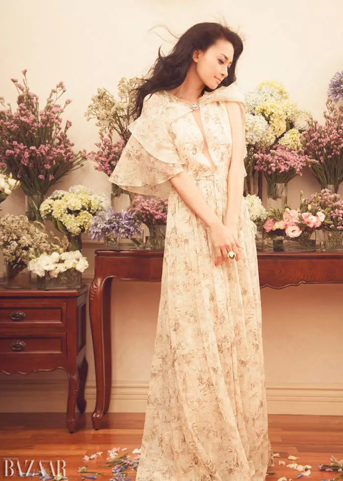 Ngo Thanh Van cobre o número do aniversario dun ano de Harper's Bazaar Vietnam con estilo floral