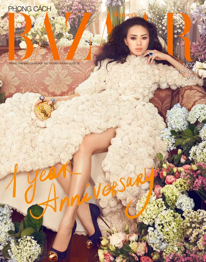 Ngo Thanh Van은 Harper's Bazaar Vietnam의 1주년 기념호를 꽃무늬로 커버했습니다.