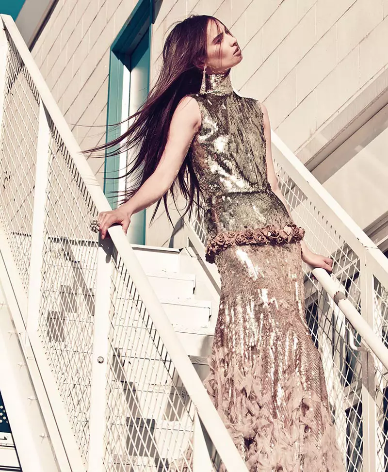 Mackenzie Hamilton avy amin'i Rony Shram ho an'ny Harper's Bazaar Vietnam