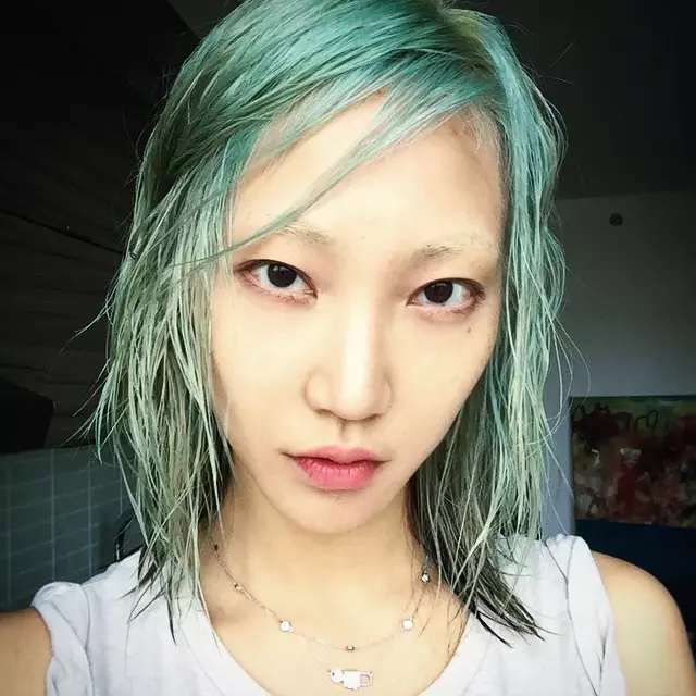 Soo Joo Park visar upp en blå frisyr. Foto: Instagram