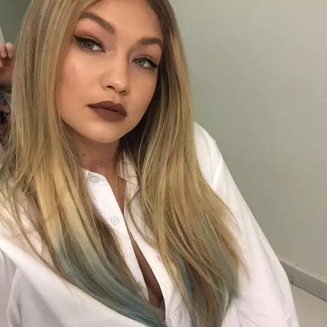 Gigi Hadid නිල් හිසකෙස්