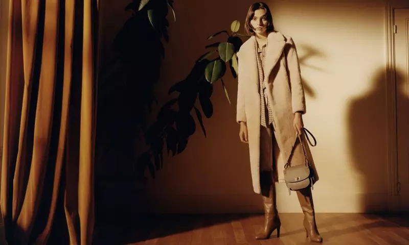 Charlee Fraser posa cun abrigo de luxo para a campaña primavera-verán 2018 de Bally