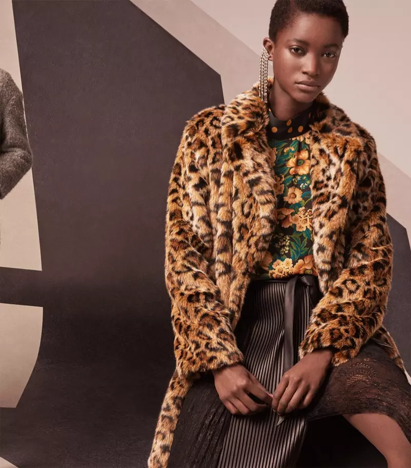 Oumie Jammeh Modeller Zara Faux Pelz Leopard Print Mantel, Blummen a Polka Dot Print Top a kombinéiert plisséiert Rock