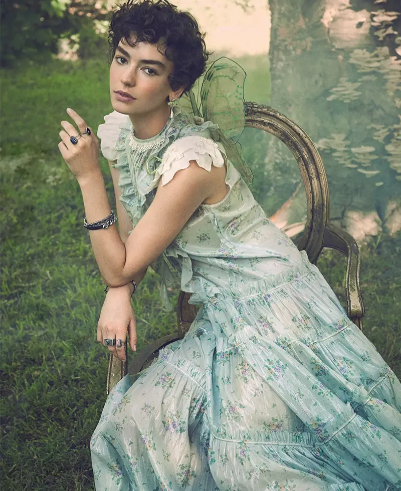 Hyfforddwr Harper's Bazaar US Golygyddol Zoey Grossman