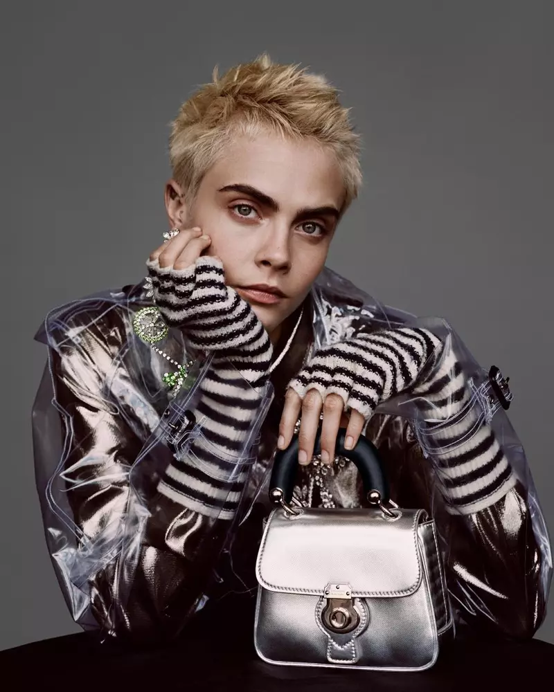 Le mannequin Cara Delevingne porte un manteau en PVC et le sac DK88 dans la campagne Holiday 2017 de Burberry