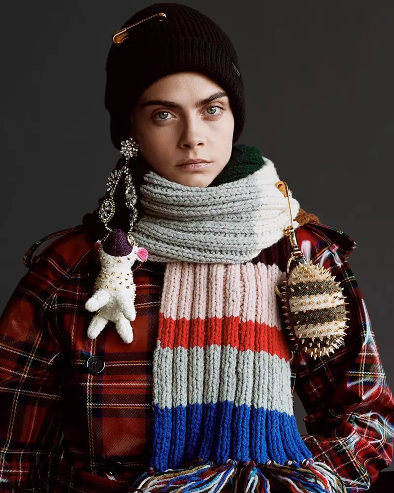 Cara Delevingne går i lag og bærer Burberry tartan trenchcoat og flerfarvet tørklæde