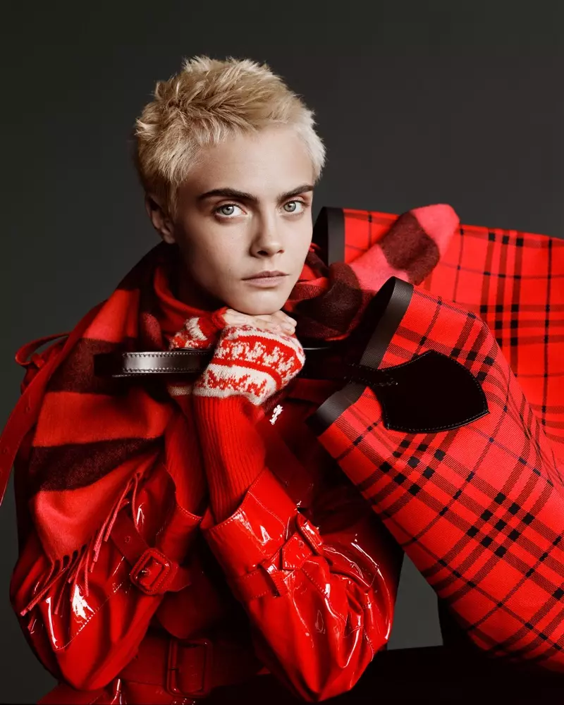 Model Cara Delevingne, Burberry's Holiday 2017 kampaniýasynda gyzyl reňkli gujagy gujaklaýar