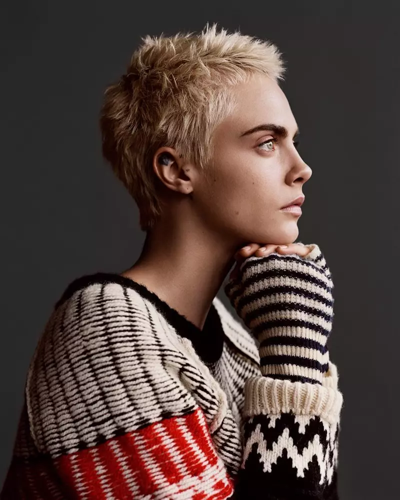 Cara Delevingne yambara Fair Isle knit swater muri Burberry's Holiday 2017 campaign