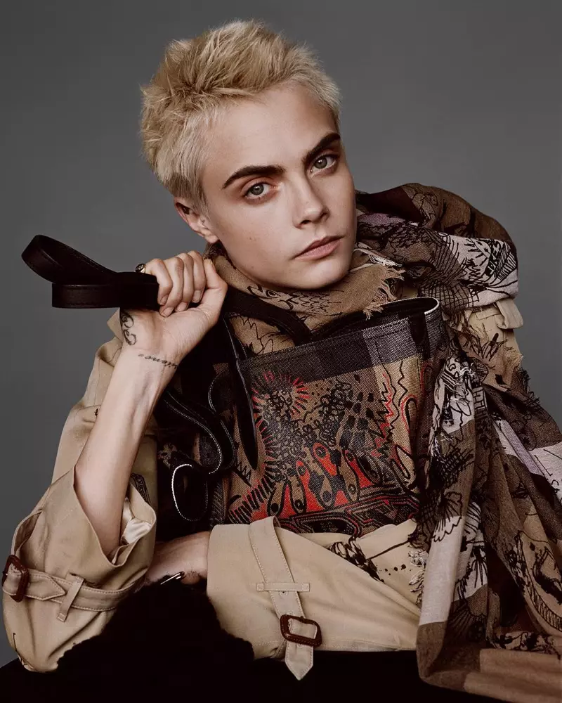 Yon imaj ki soti nan kanpay piblisite Burberry's Holiday 2017 ki gen Cara Delevingne