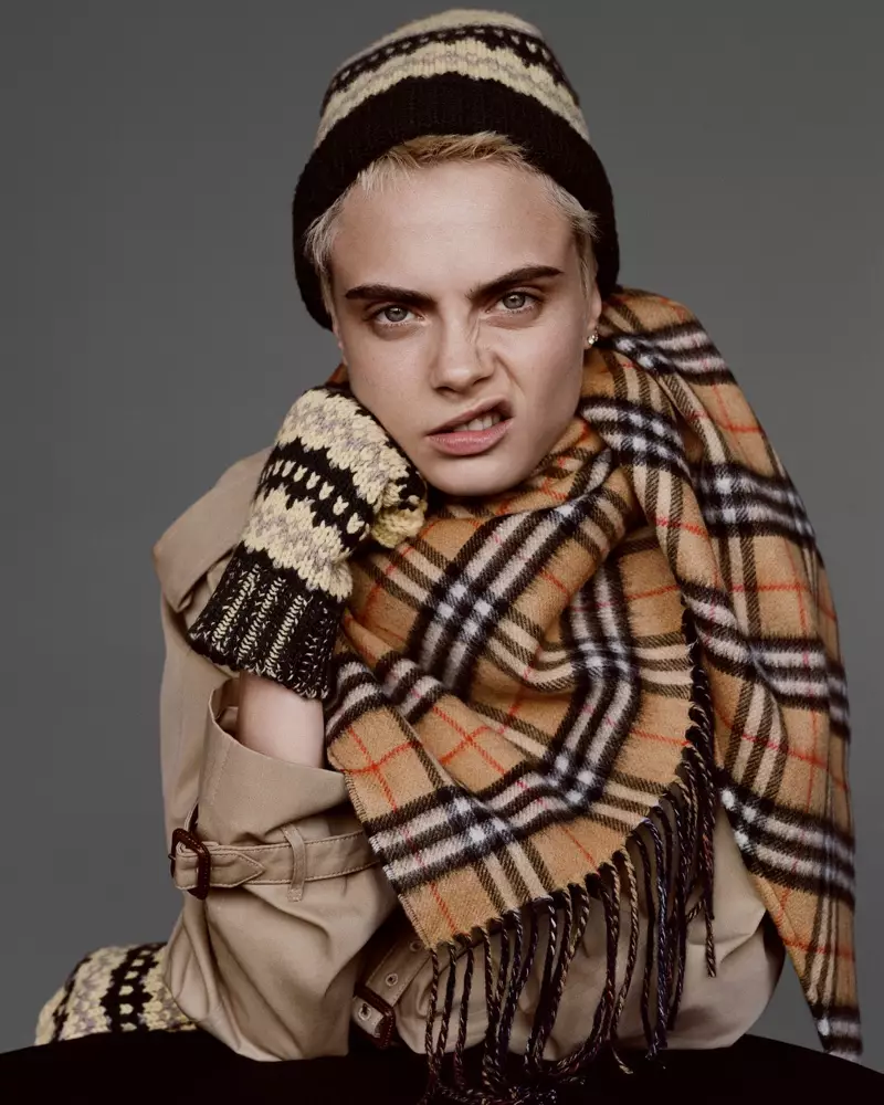 Cara Delevingne nuduhake snarl ing kampanye Burberry Holiday 2017