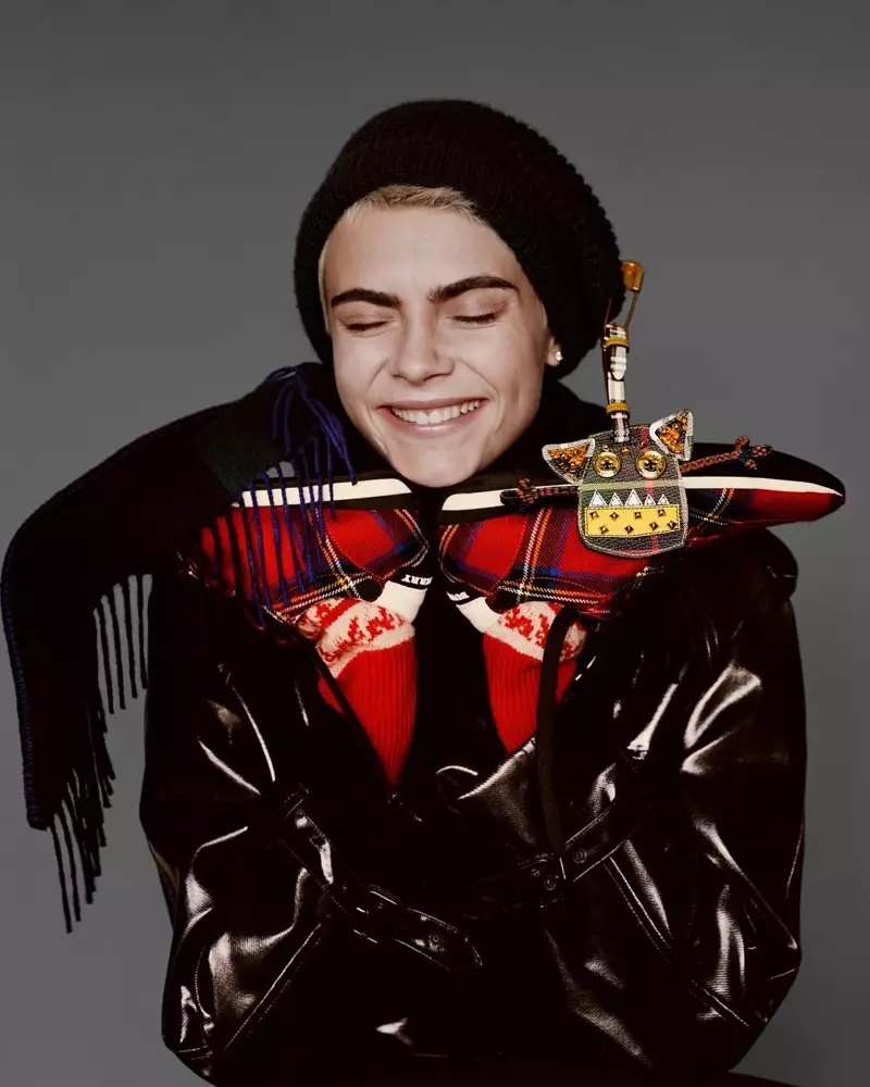 Cara Delevingne naeratab Burberry Holiday 2017 kampaanias