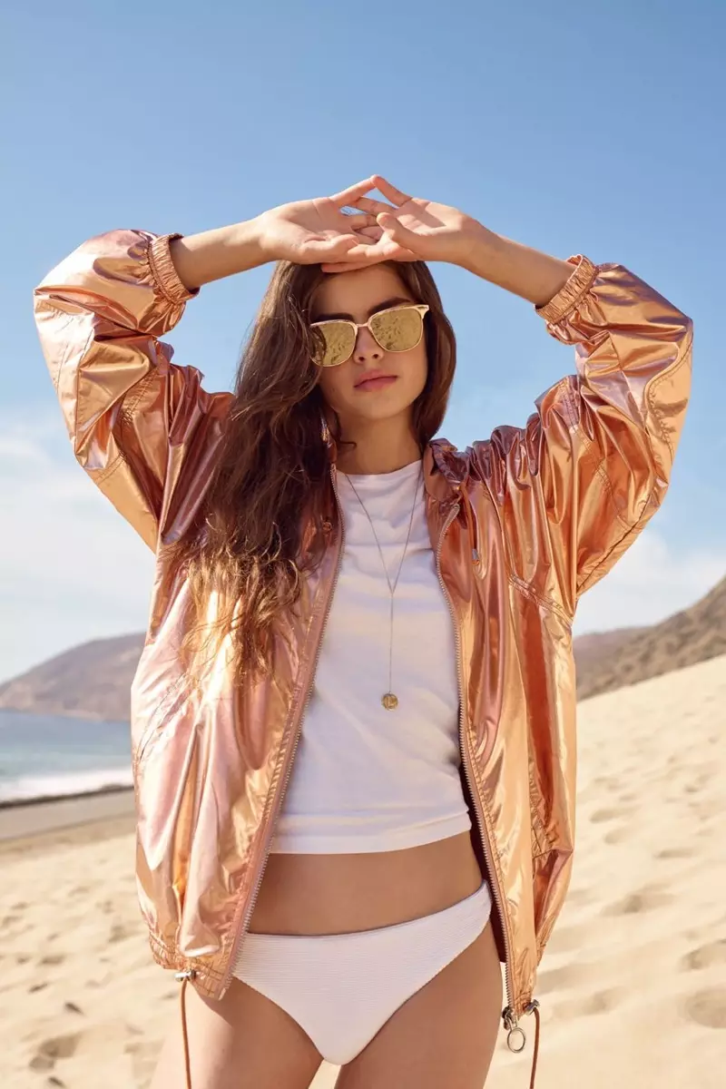 Nagtatampok ang Topshop ng metallic bomber sa spring 2017 campaign