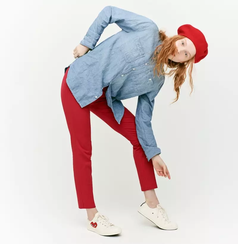 Tunica in chambray J. Crew, pantalone corto Martie in cotone elasticizzato bidirezionale, berretto in lana italiana e Comme des Garçons per le sneakers basse Converse