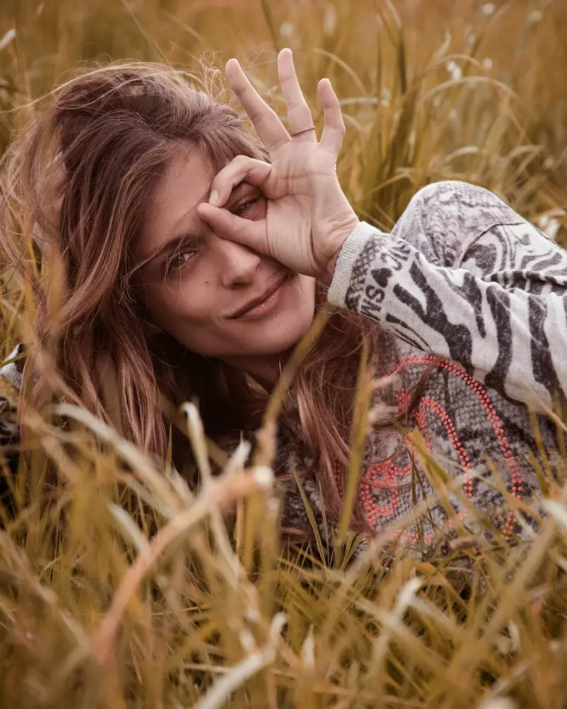 Abrazando al aire libre, Elisa Sednaoui encabeza la campaña otoño-invierno 2019 de Oui