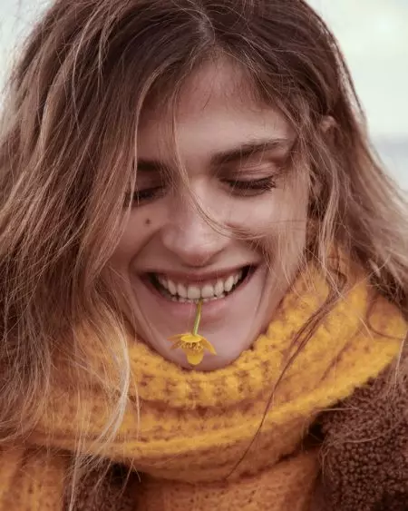 Elisa Sednaoui ເປັນຄວາມງາມທໍາມະຊາດສໍາລັບແຄມເປນ Oui Fall 2019