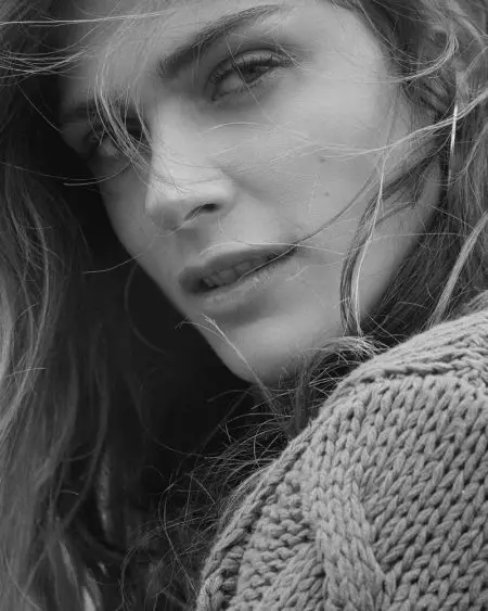 Elisa Sednaoui ເປັນຄວາມງາມທໍາມະຊາດສໍາລັບແຄມເປນ Oui Fall 2019