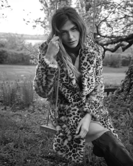 Elisa Sednaoui ເປັນຄວາມງາມທໍາມະຊາດສໍາລັບແຄມເປນ Oui Fall 2019