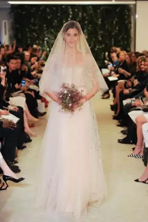 Gidawat ni Carolina Herrera ang mga Bulak para sa Spring Bridal Line