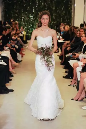 Carolina Herrera Merangkul Bunga untuk Garis Pengantin Musim Bunga