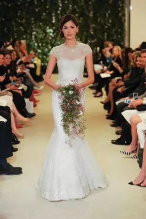 Carolina Herrera omearmet blommen foar Spring Bridal Line